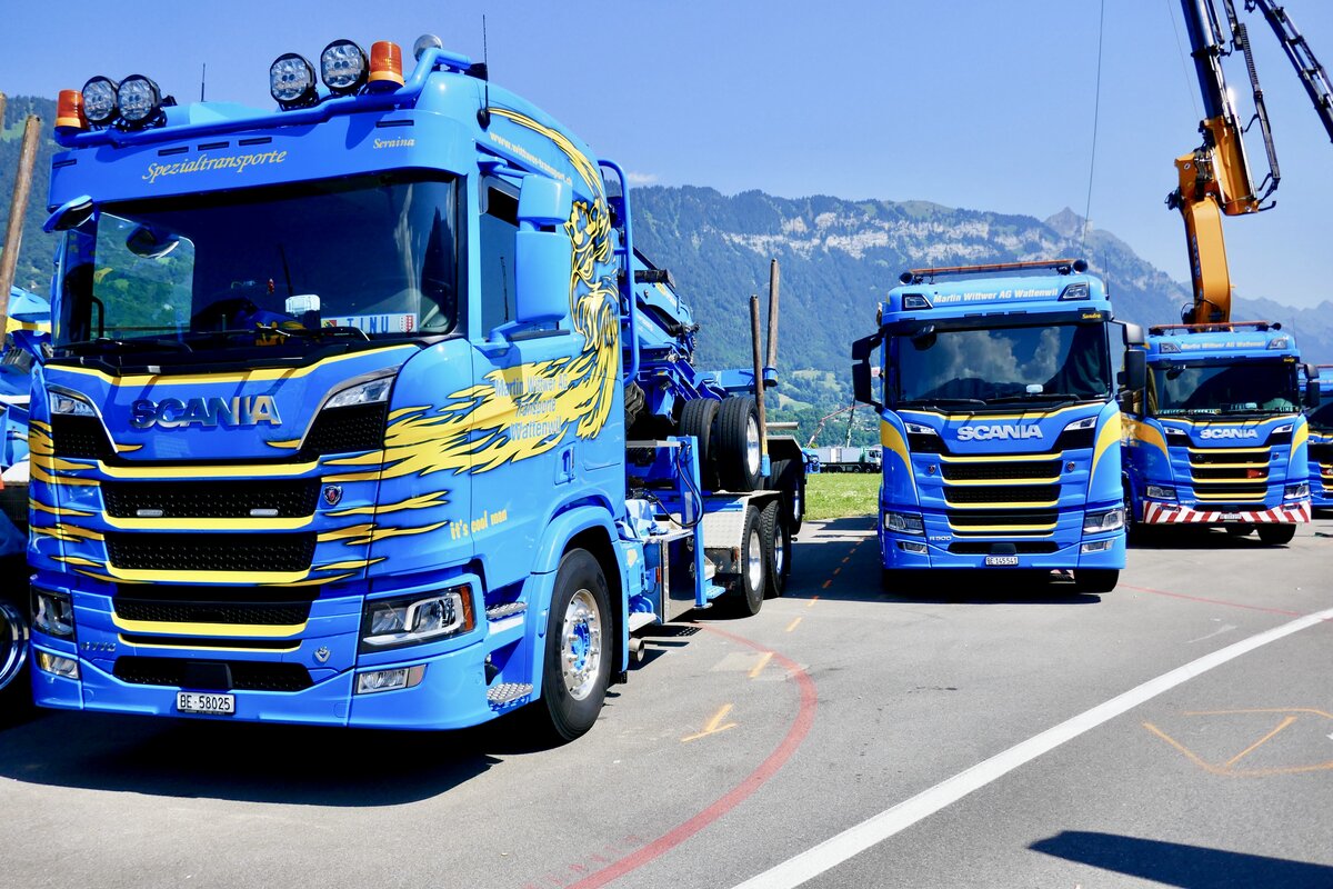 Ein Scania Holztransporter und weitere von Martin Wittwer am 27.6.26 beim Trucker Festival in Interlaken.