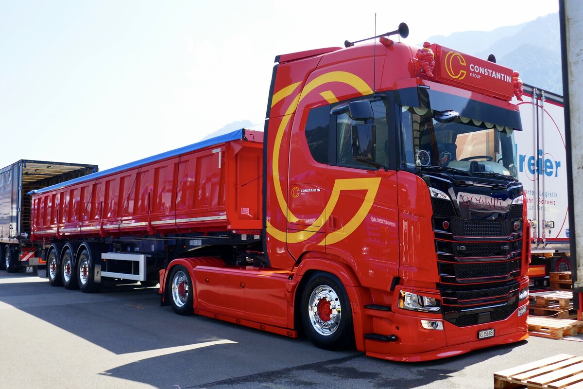 Ein Scania Kippersattelzug von Constantin am 27.6.26 beim Trucker Festival in Interlaken.