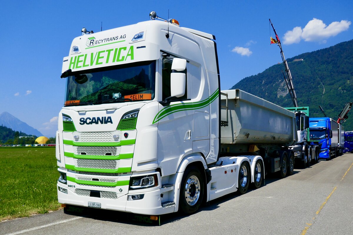 Ein Scania Kippersattelzug von Recytrans AG am 27.6.26 beim Trucker Festival Interlaken.