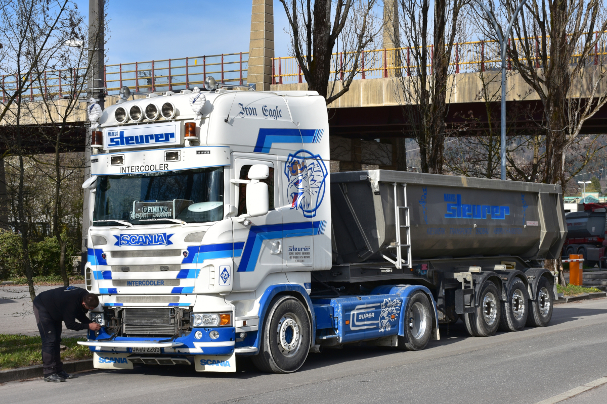 Ein Scania-Kippersattelzug wartet am 2021-04-09 in Bregenz darauf, nicht mehr benötigten Gleisschotter abholen zu dürfen.