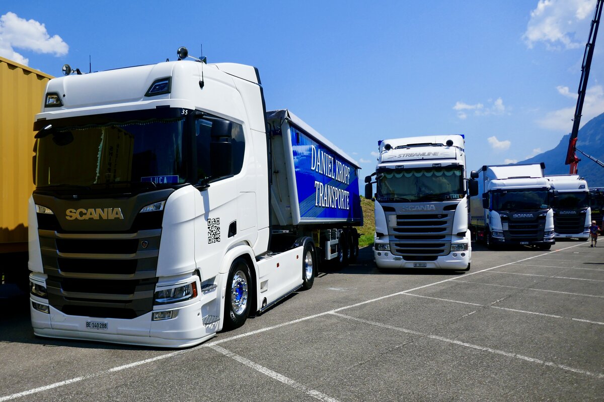Ein Scania Kippersattelzug und weitere Scania von Daniel Kropf am 27.6.26 beim Trucker Festival in Interlaken.