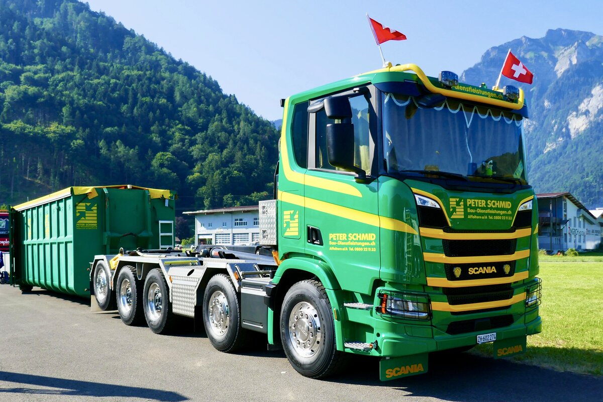 Ein Scania mit Abrollcontainer von Peter Schmid am 27.6.26 beim Trucker Festival Interlaken.