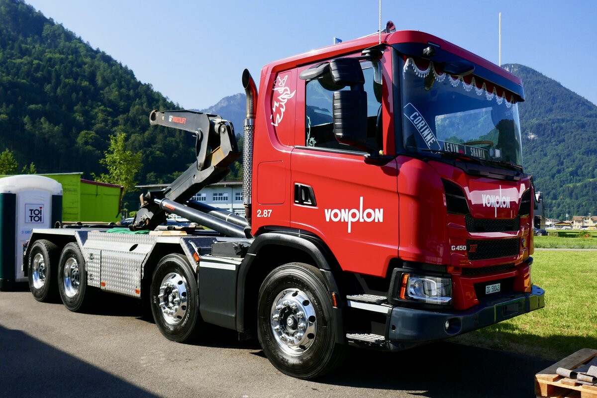 Ein Scania mit Abrollcontainer von Vonplon am 27.6.26 beim Trucker Festival Interlaken.
