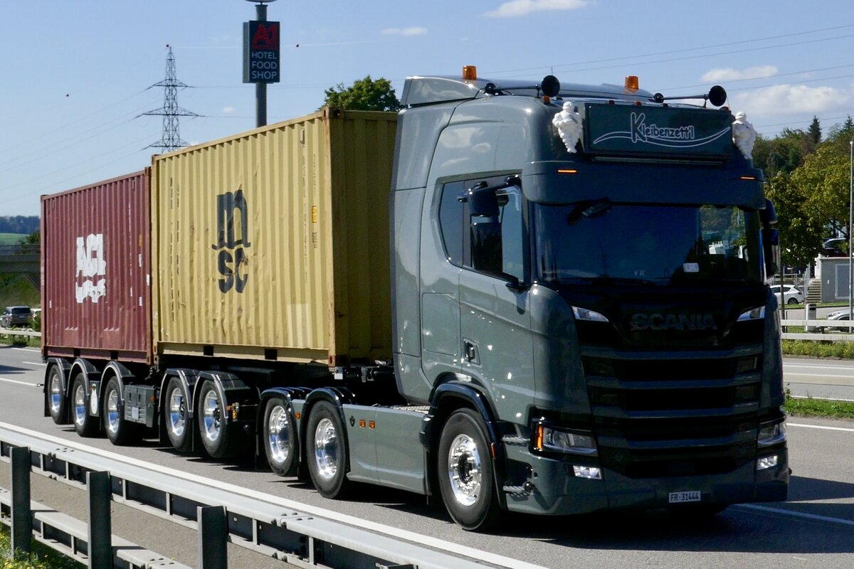 Ein Scania mit Containerauflieger von Kleibenzett'l am 11.9.26 bei Grauholz.