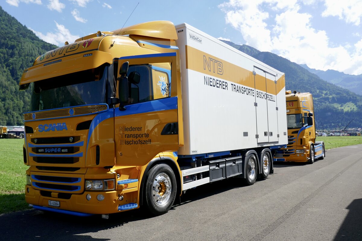 Ein Scania mit Kastenaufbau von Niederer Transporte am 26.6.22 beim Trucker Festival Interlaken.