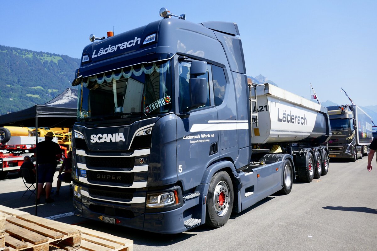 Ein Scania mit Kipperauflieger von L�derach am 27.6.26 beim Trucker Festival Interlaken.