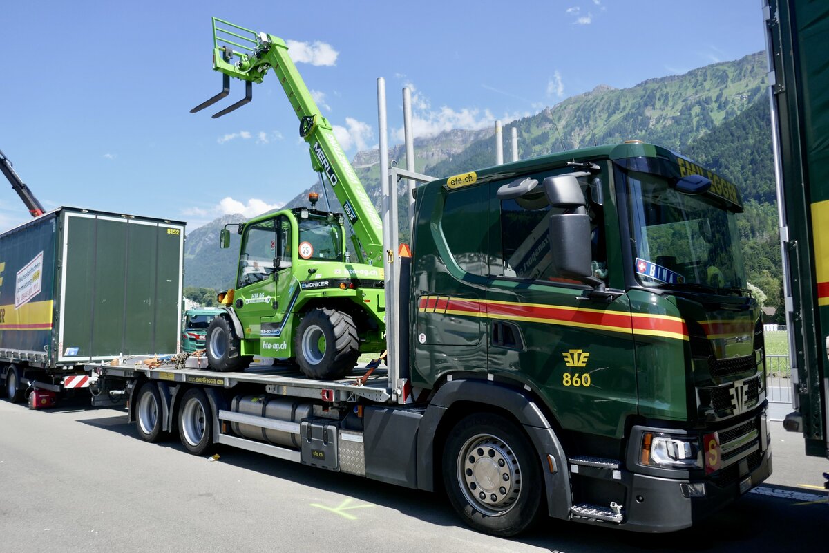Ein Scania mit Ladefläche von Emil Egger am 26.6.22 beim Trucker Festival Interlaken.