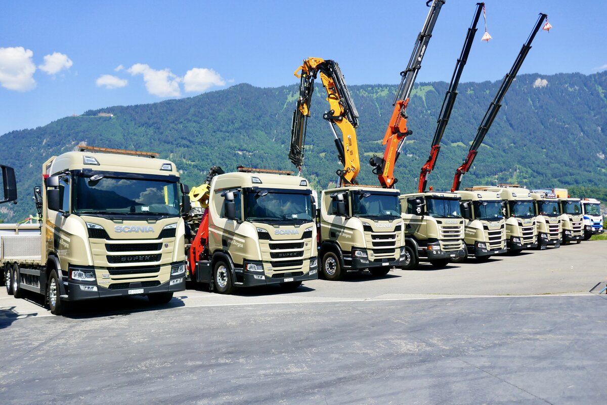 Ein Scania mit Pritsche und weitere Scanias von von Bergen am 27.6.26 beim Trucker Festival Interlaken.