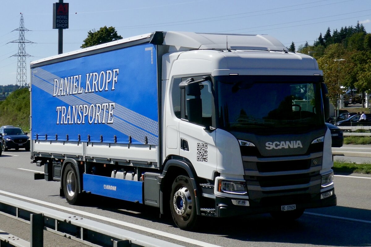 Ein Scania mit Pritschenaufbau von Daniel Kropf am 11.9.26 bei Grauholz.