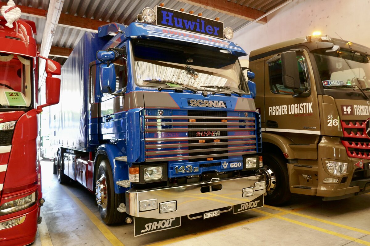 Ein Scania mit Pritschenaufbau von Huwiler am 9.5.26 beim Cholehof Truck Treffen in Brugg.