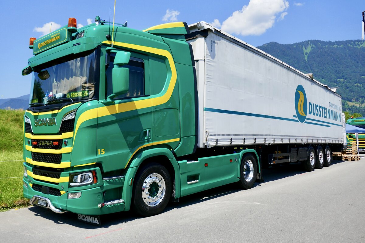 Ein Scania Sattelzug von Dussteinmann am 27.6.26 beim Trucker Fwstival in Interlaken.
