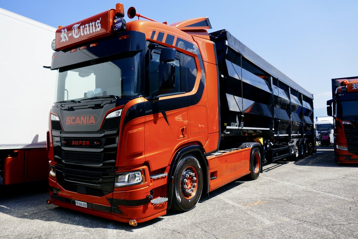 Ein Scania Sattelzug von R Trans am 27.6.26 beim Trucker Festival Interlaken.
