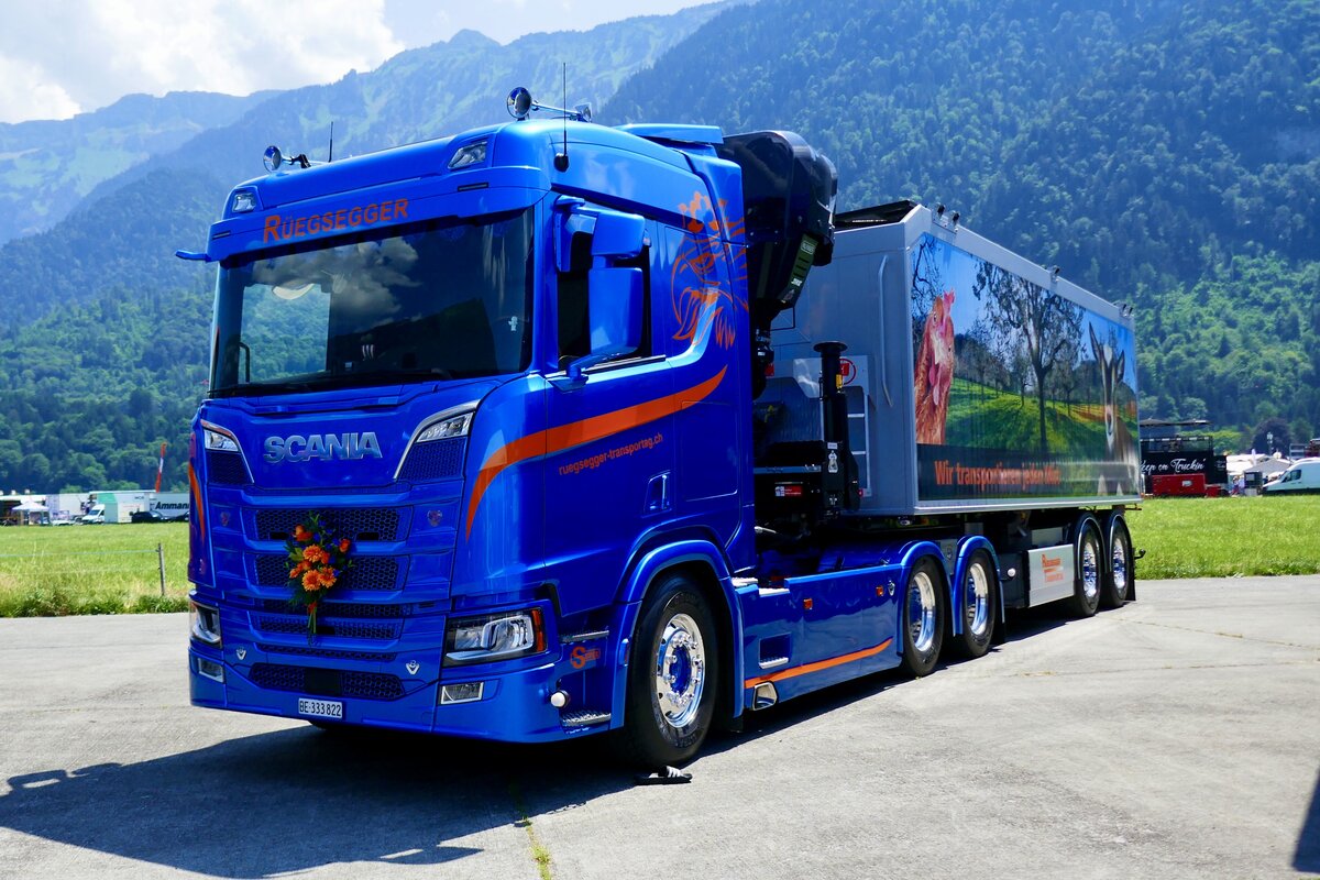 Ein Scania Sattelzug von R�egsegger am 27.6.26 beim Trucker Fwstival in Interlaken.