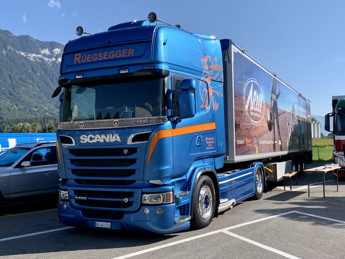 Ein Scania Sattelzug von Rüegsegger Transport am 5.9.21 beim  special  Trucker Festival in Interlaken.
