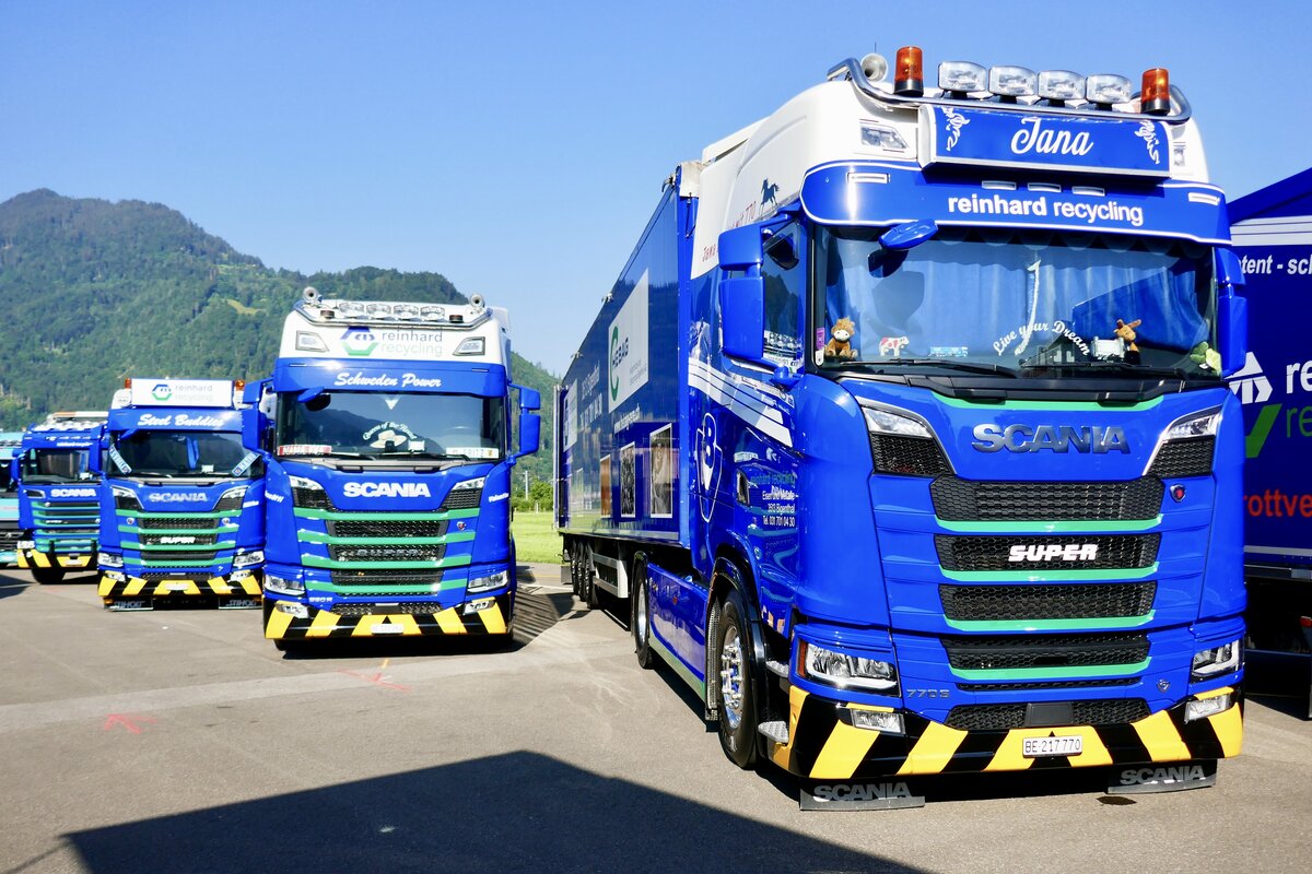 Ein Scania Sattelzug und weitere Scania von Reinhard Recycling am 27.6.26 beim Trucker Festival Interlaken.