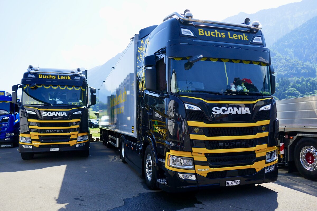 Ein Scania Sattelzug und weiterer Scania von Buchs Lenk am 27.6.26 beim Trucker Festival Interlaken.