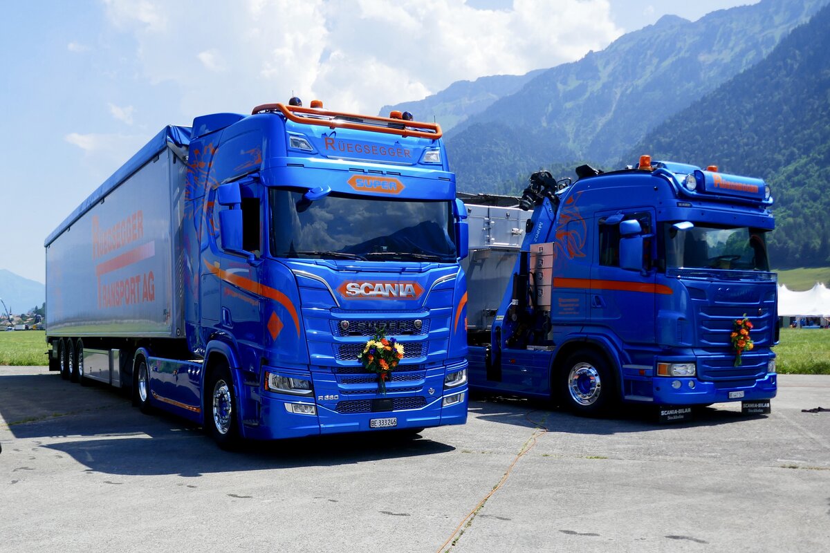 Ein Scania Sattelzug und weiterer Scania von R�egsegger am 27.6.26 beim Trucker Fwstival in Interlaken.