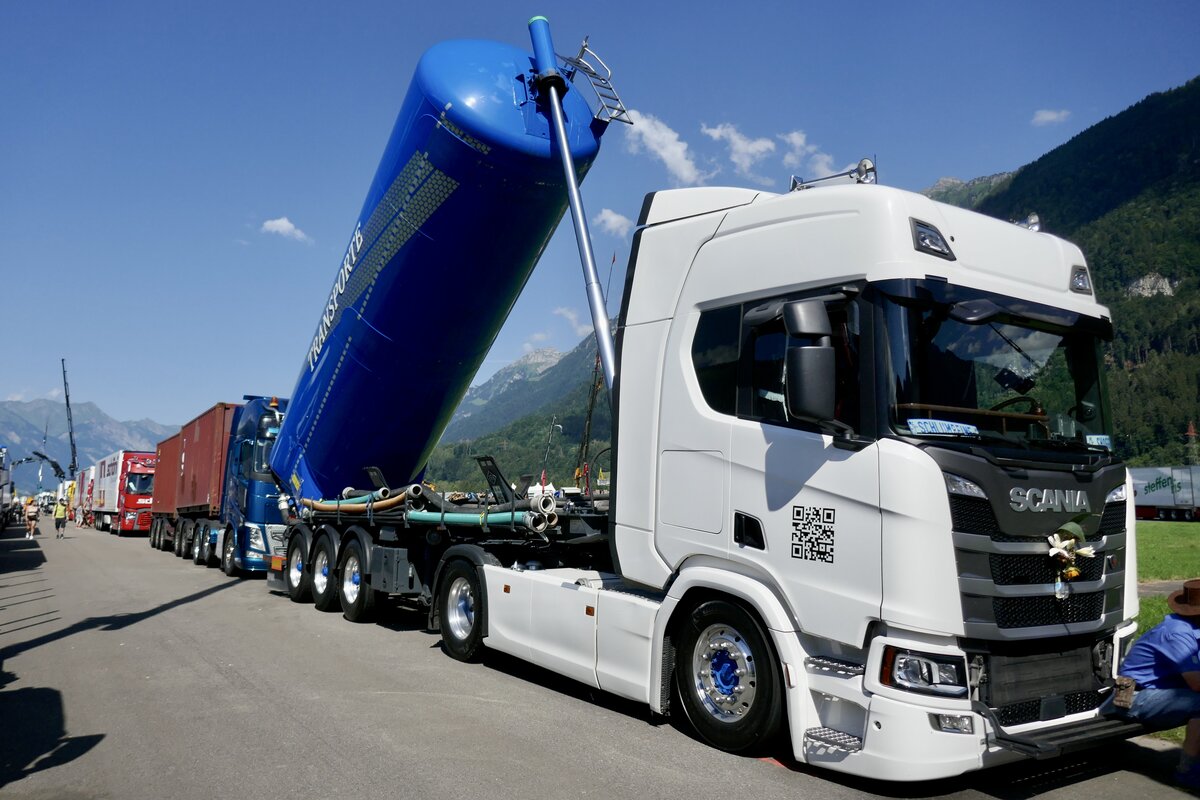 Ein Scania Siloauflieger von Daniel Kropf Transporte am 26.6.22 beim Trucker Festival Interlaken.