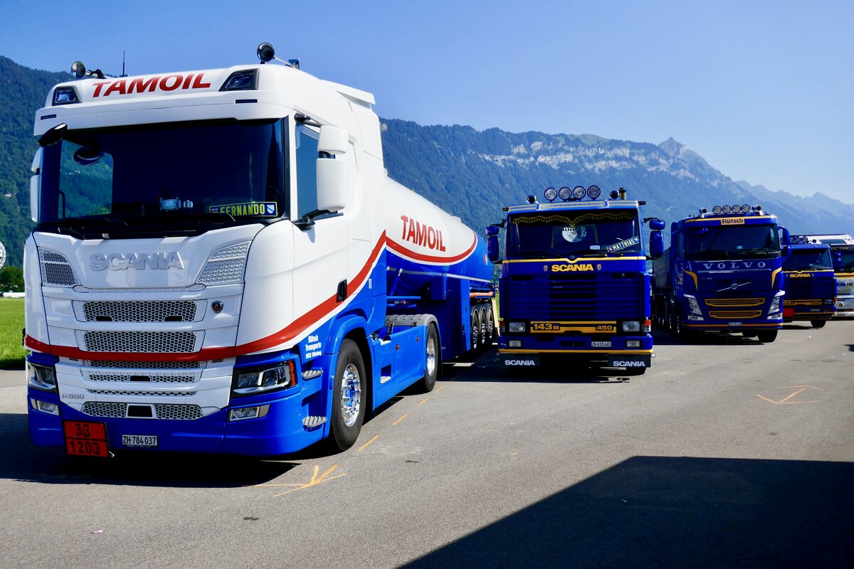 Ein Scania Tanksattelzug und weitere LKW von Fl�tsch Transporte am 27.6.26 beim Trucker Festival Interlaken.