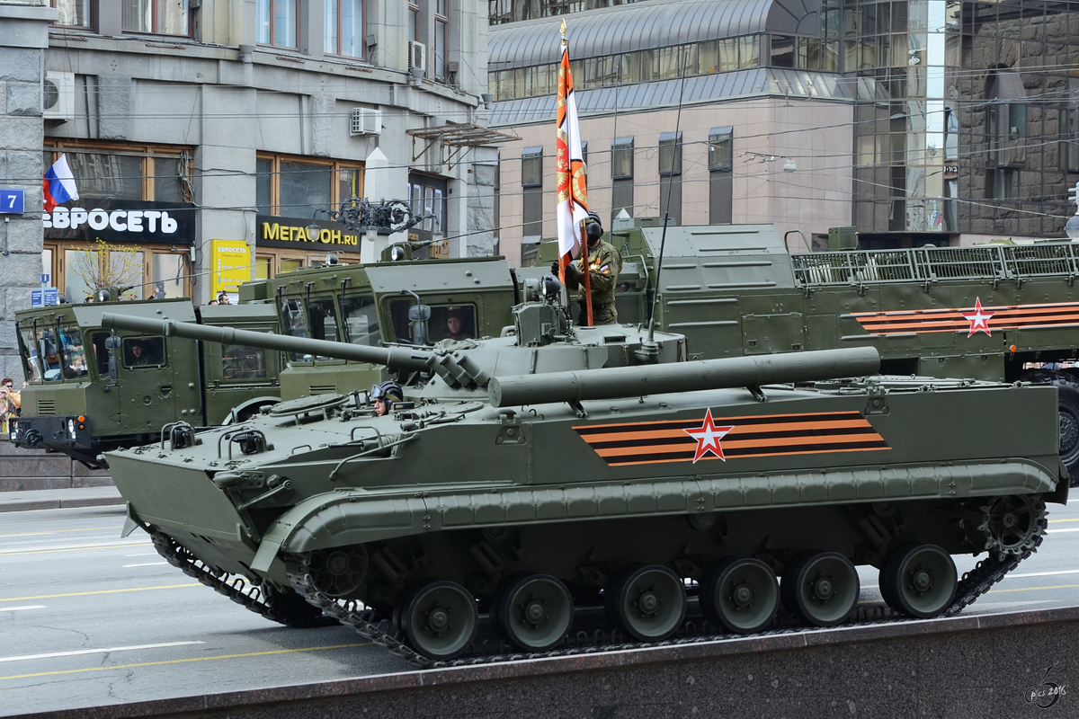 Ein Schützenpanzer BMP-3M während der Generalprobe am 7.5.2016 für die Parade zum 71. Jahrestag des Siegs über Nazi-Deutschland im Zweiten Weltkrieg in Moskau.