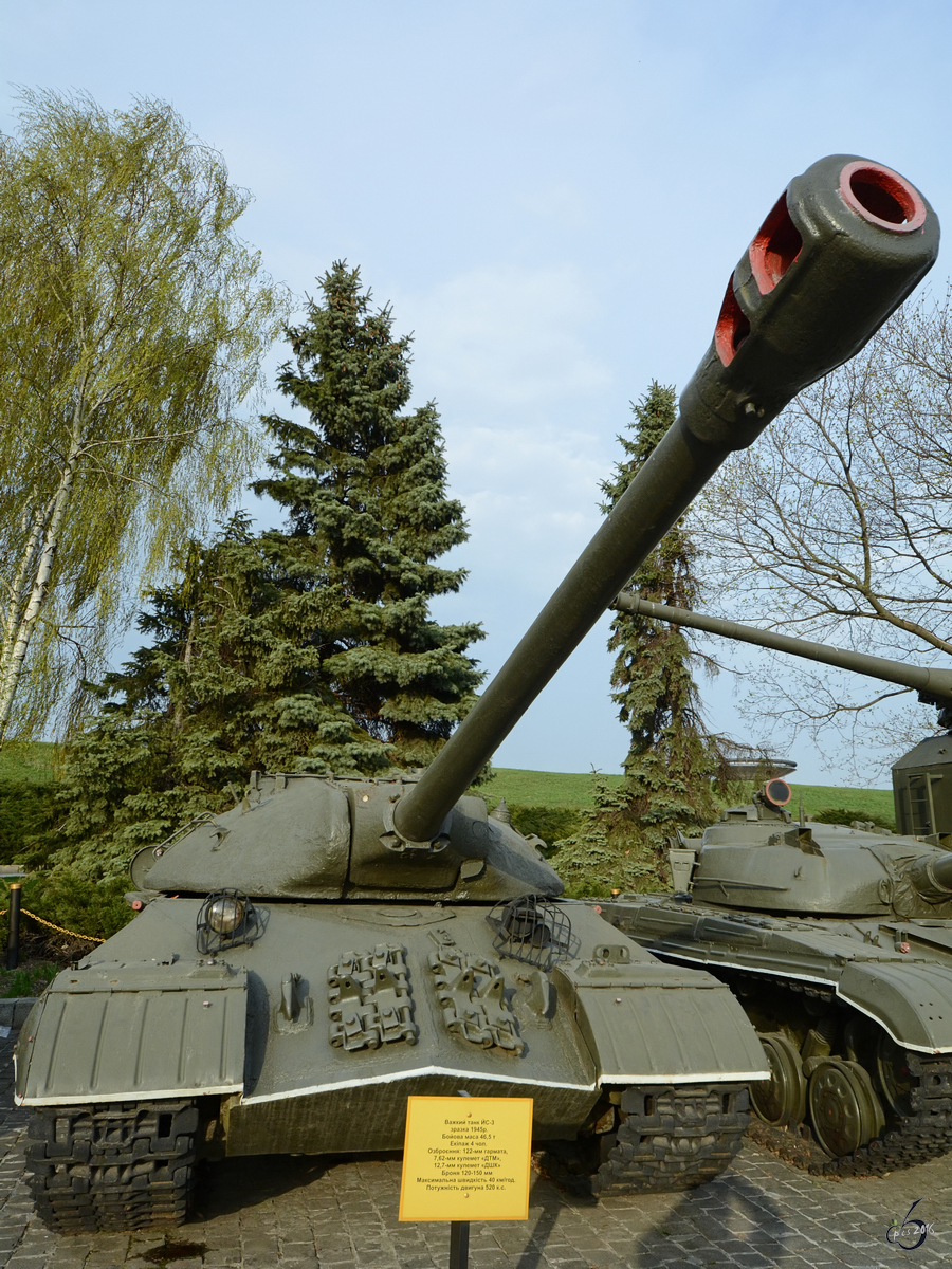 Ein schwerer Kampfpanzer IS-2 im Nationalen Museum der Geschichte der Ukraine im 2. Weltkrieg. (Kiev, April 2016)