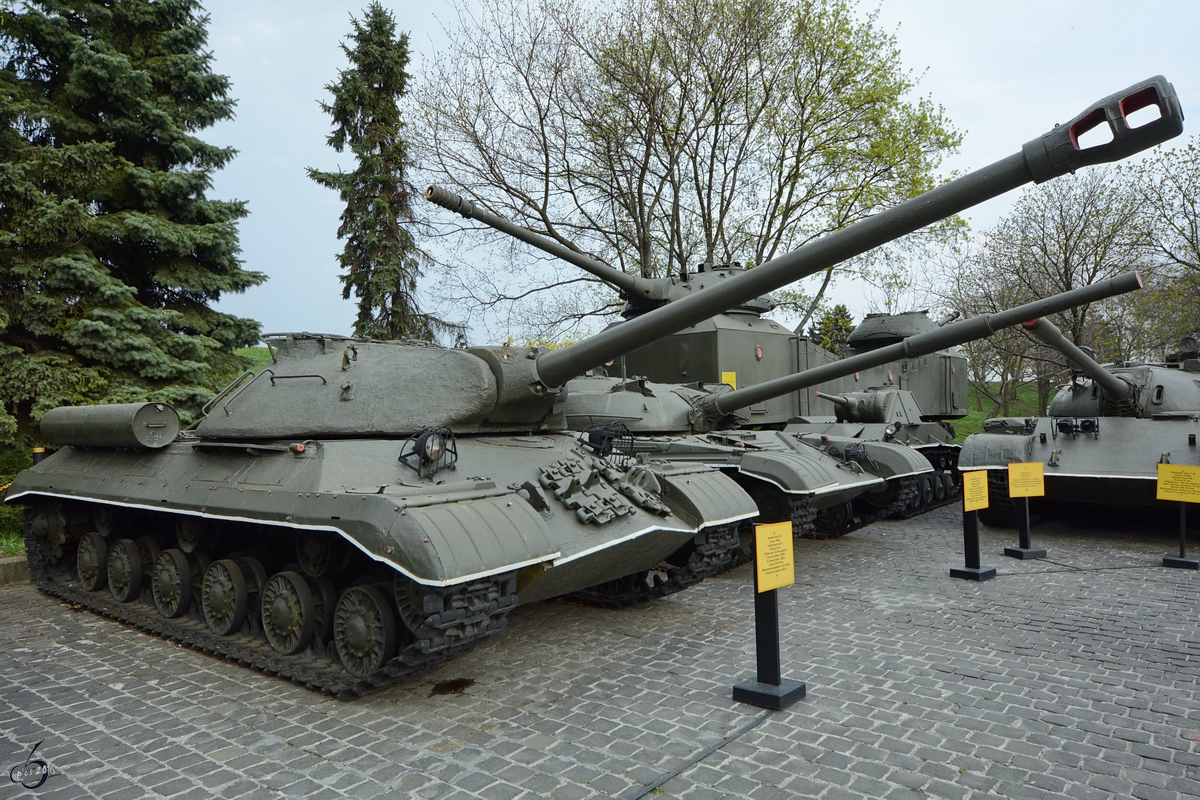 Ein schwerer Kampfpanzer IS-3 im Nationalen Museum der Geschichte der Ukraine im 2. Weltkrieg. (Kiev, April 2016)
