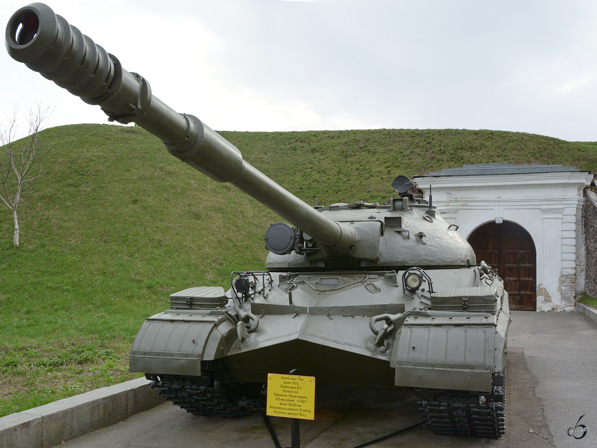 Ein schwerer Kampfpanzer T-10M im Nationalen Museum der Geschichte der Ukraine im 2. Weltkrieg. (Kiev, April 2016)