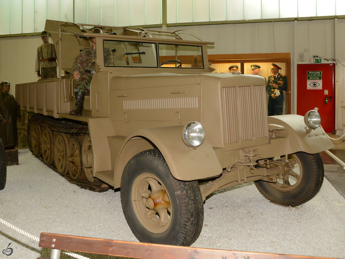 Ein SdKfz 7 (8 to Halbketten-Zugmaschine mit 2-cm-Vierlingsflak) ist im Auto- und Technikmuseum Sinsheim zu sehen. (Dezember 2014)