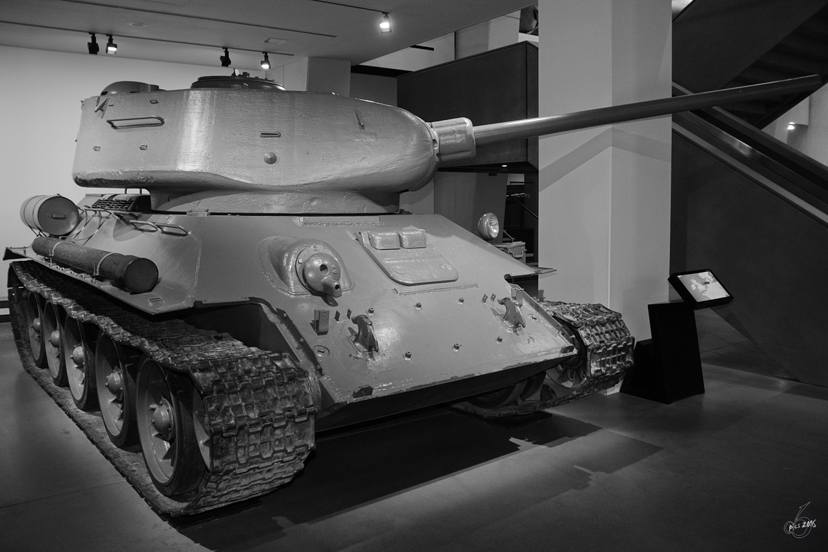 Ein sowjetischer mittlerer Kampfpanzer T-34/85 im Imperial War Museum London. (Februar 2015)