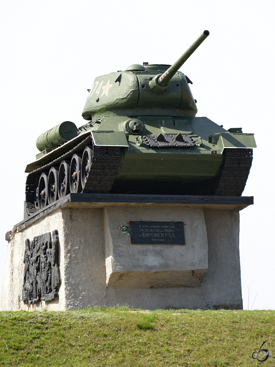 Ein T-34 als Mahnmal für den Zweiten Weltrieg am Ortseingang von Kirovograd (April 2016)