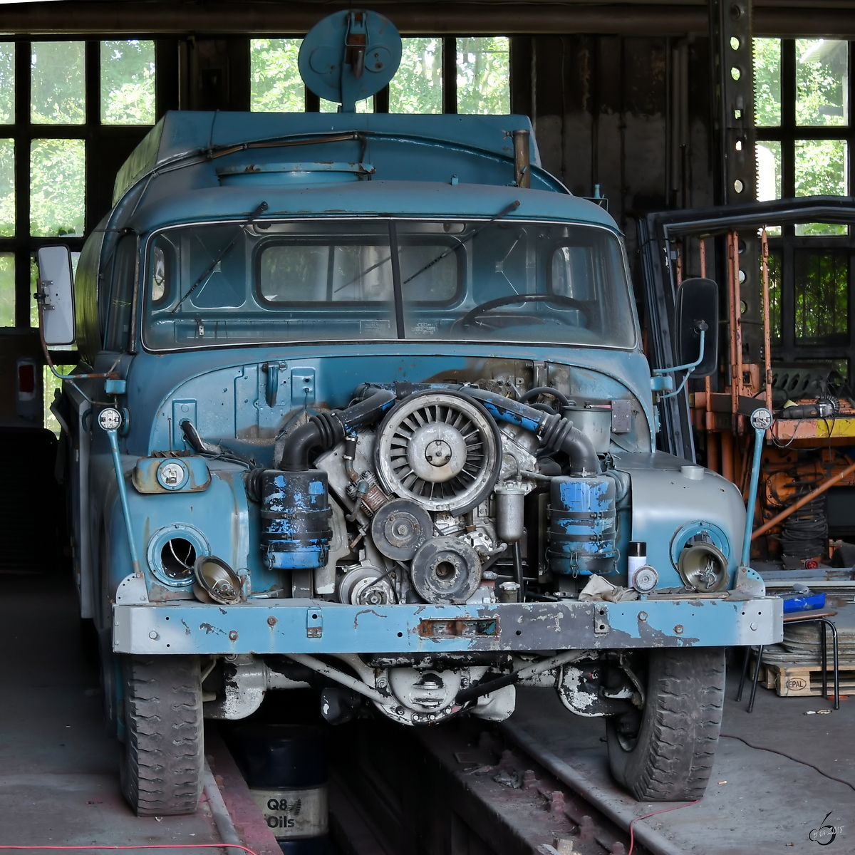 Ein Tatra 148 Tankfahrzeug wird aufgearbeitet. (Eisenbahnmuseum Weimar, August 2018)