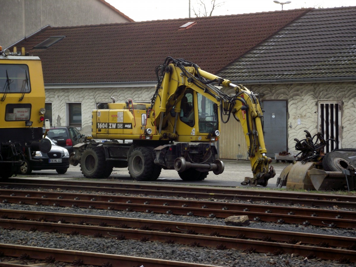 Ein Terex Zweiwegebagger steht am 25.11.13 in Hanau Hbf von Gleis 107 aus fotografiert