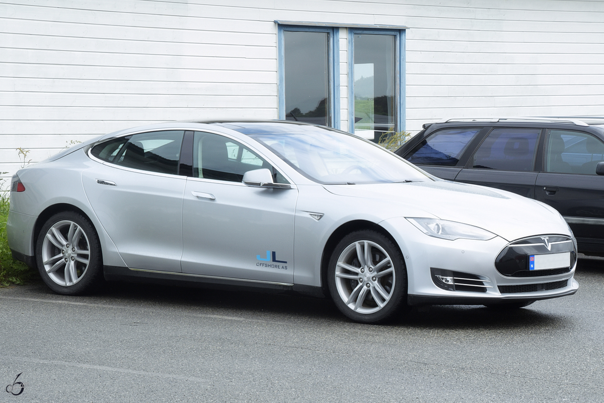 Ein Tesla Model S im Juni 2017 am Flughafen Sola in Norwegen.