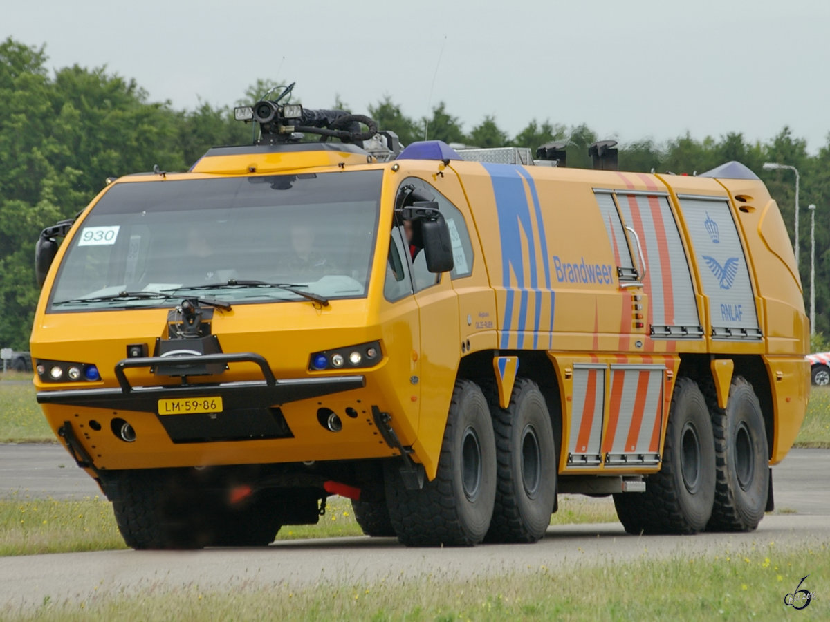 Ein Titan/E-One HPR-G 8x8 Flugfeldlöschfahrzeug der Niederländischen Luftwaffe. (Gilze-Rijen, Juni 2005)