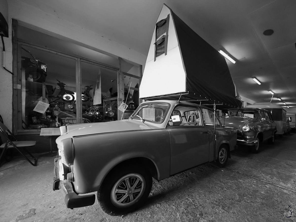 Ein Trabant 601 mit Dachzelt, so gesehen im August 2021 im DDR-Museum Dargen.