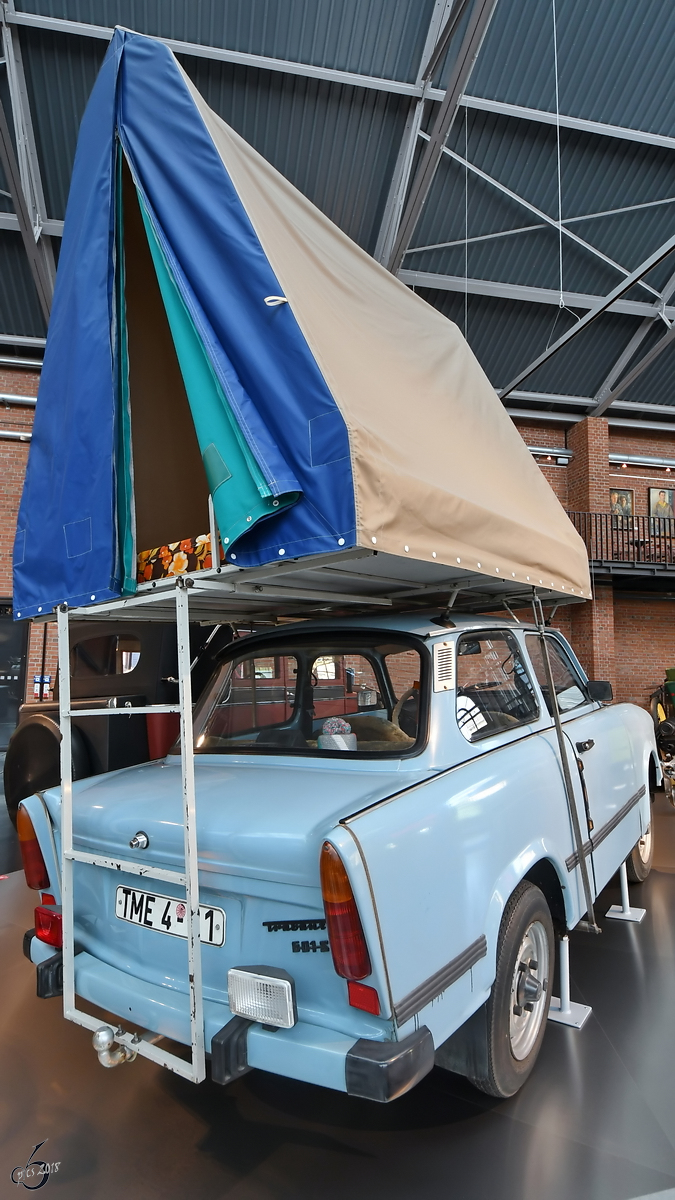 Ein Trabant P 601 mit Dachzelt, ausgestellt im Sächsischen Industriemuseum Chemnitz. (August 2018)