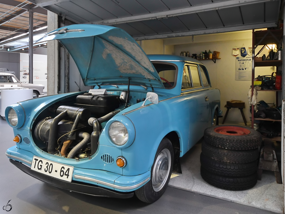 Ein Trabant P50 in seiner gemütlichen Garage. (August Horch Museum Zwickau, August 2018)
