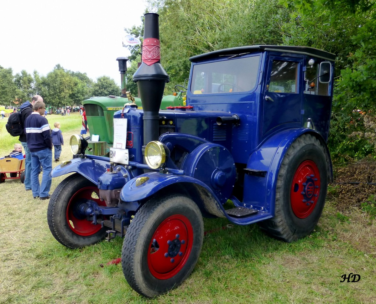 Ein Traktor der Marke Lanz Bulldog, Typ D 9539, Baujahr 1936.
Gesehen bei den Historischen Feldtagen in Nordhorn 2013.
