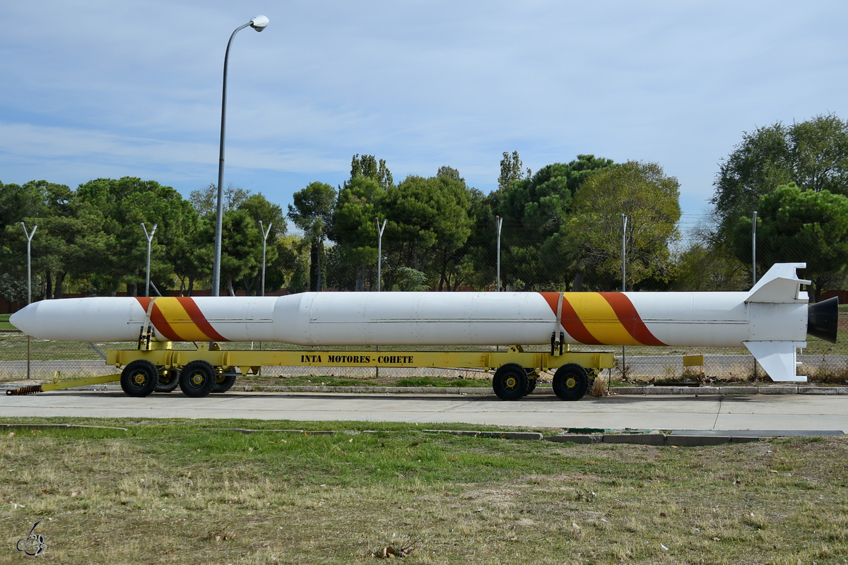 Ein Transportwagen für Raketen - in diesem Falle die Capricornio-Rakete - war im Museo del Aire in Cuatro Vientos zu sehen. (November 2022)