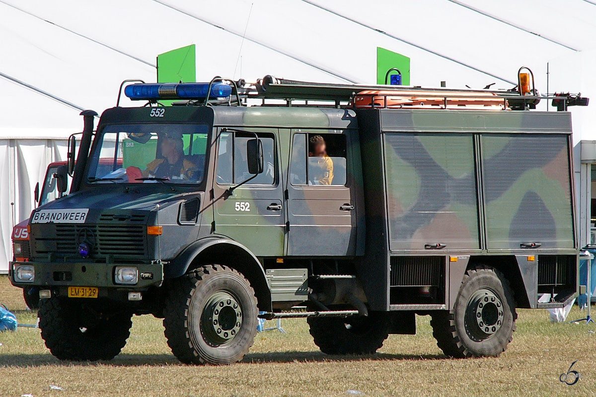 Ein Unimog Feuerwehrfahrzeug der Niederländischen Luftwaffe. (Volkel, Juni 2004)