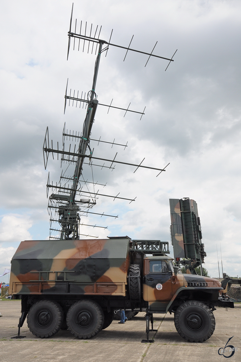 Ein Ural 375D Mit P 18M Radar Der Ungarischen Luftwaffe Aufgenommen Im Ein Ural 375D Mit P 18M Radar Der Ungarischen Luftwaffe Aufgenommen Im