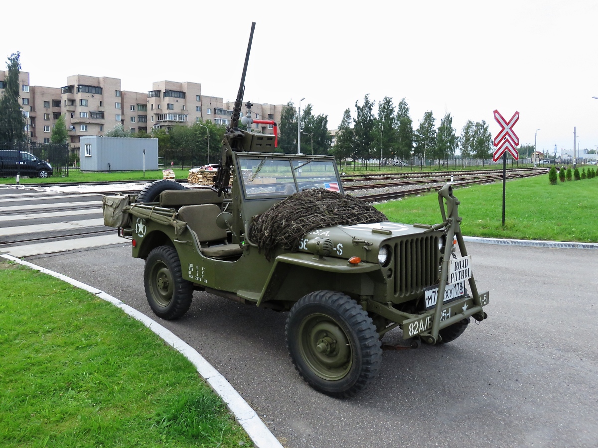 Ein US-Jeep auf dem Gelände der Малая Октябрьская железная дорога in Pushkin, 19.8.17