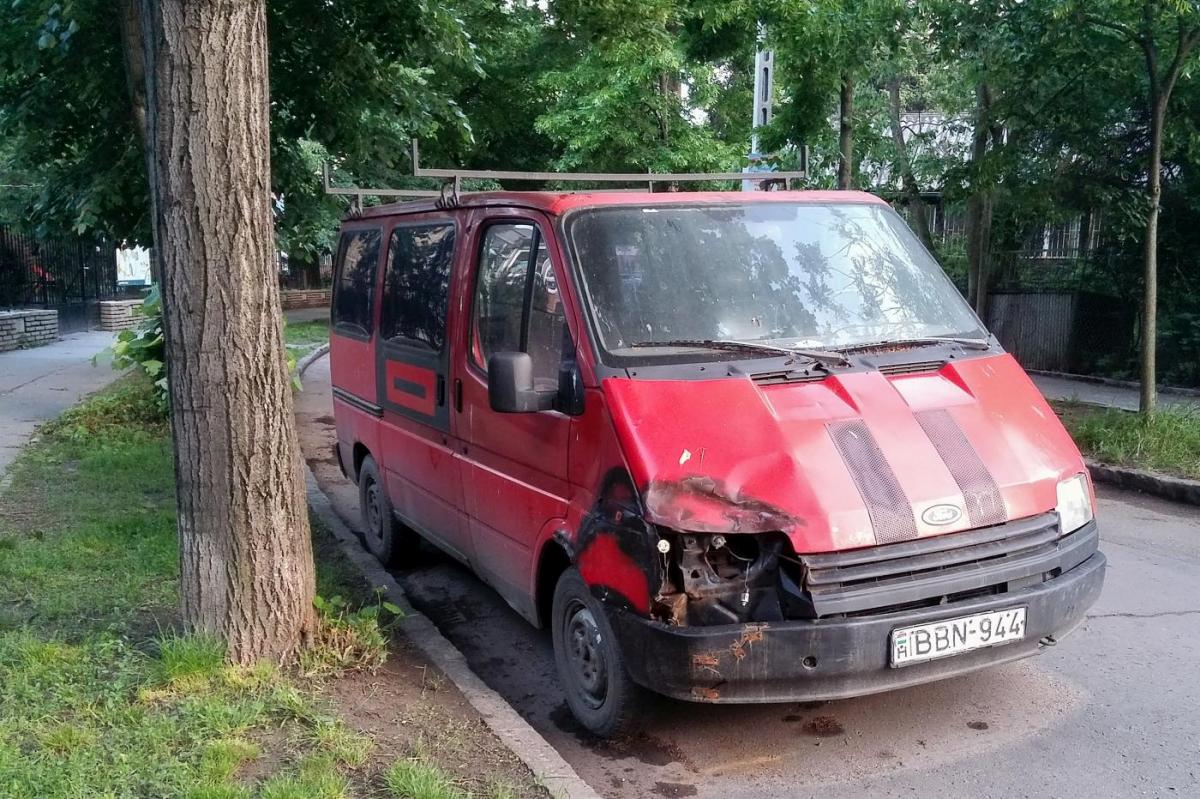 Ein verletzter Ford Transit Mk3 in Budapest, Mai, 2019