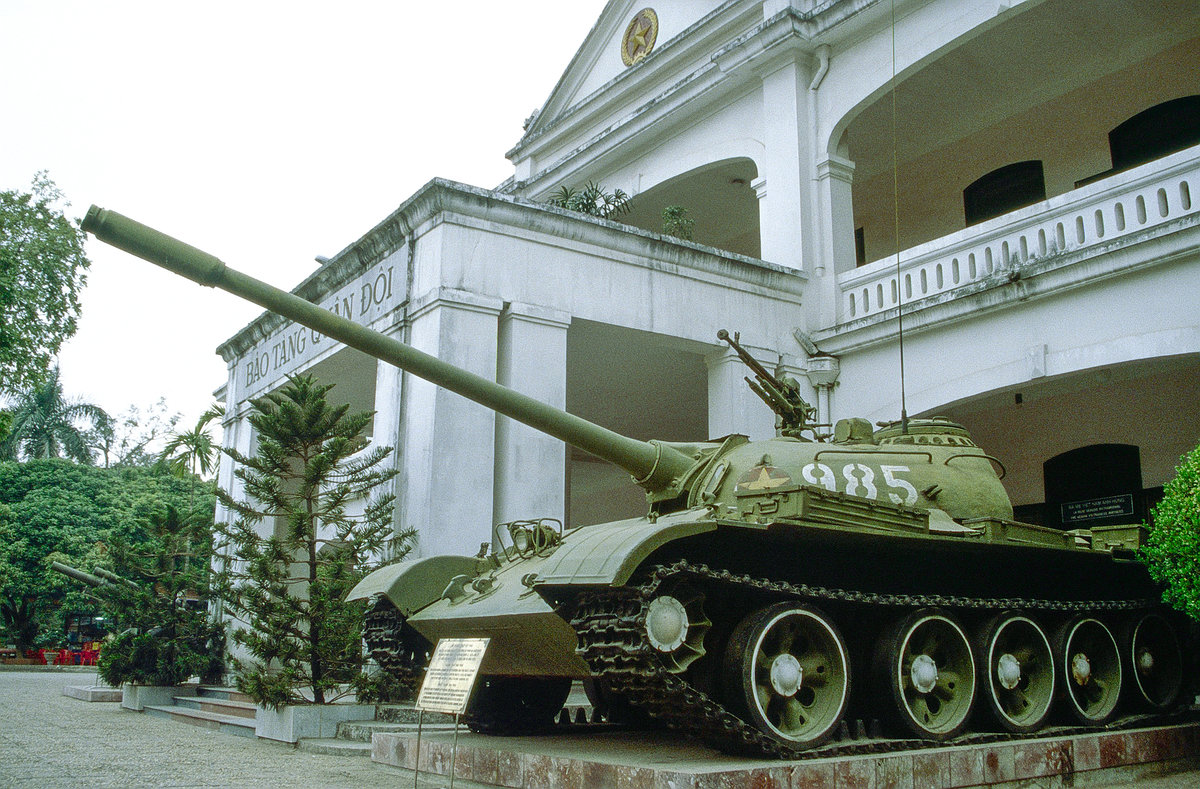 Ein vietnamesischer T-54A (985) im Militärischen Museum von Hanoi. Bild vom Dia. Aufnahme: Januar 2001.
