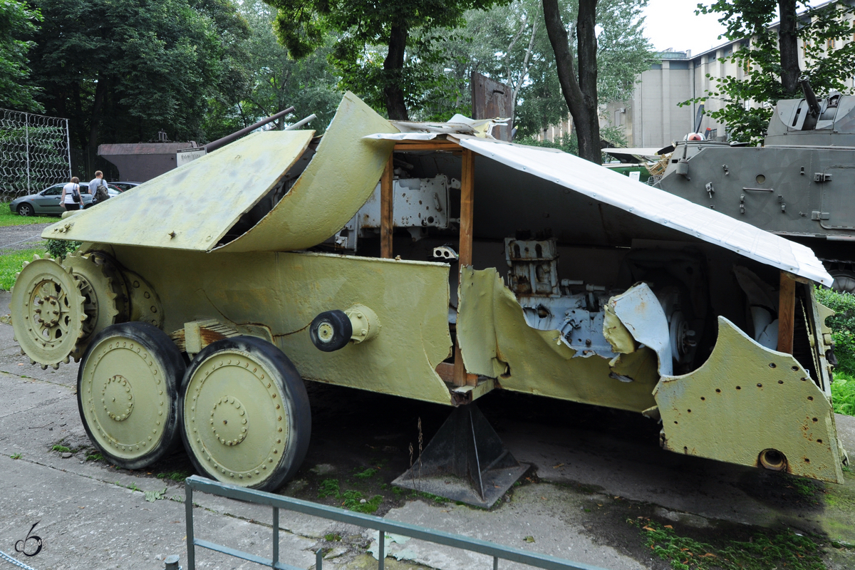 Ein völlig zerstörter Jagdpanzer 38(t)  Hetzer  der deutschen Wehrmacht im Museum der Polnischen Armee. (Warschau, August 2011) 