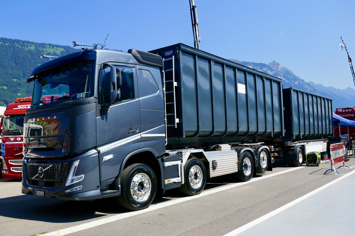 Ein Volvo Aero Container H�ngerzug von Precycling am 27.6.26 beim Trucker Festival Interlaken.