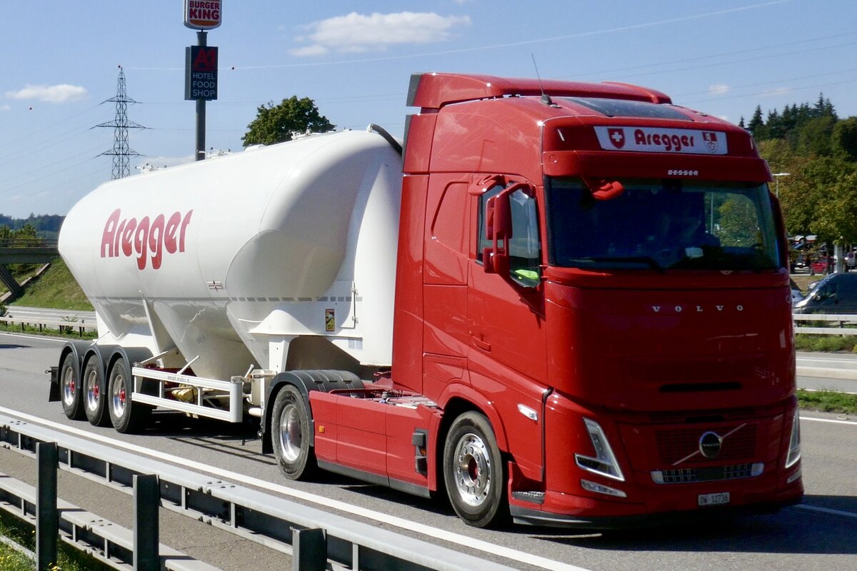 Ein Volvo Aero Silosattelzug von Aregger am 11.9.26 bei Grauholz.