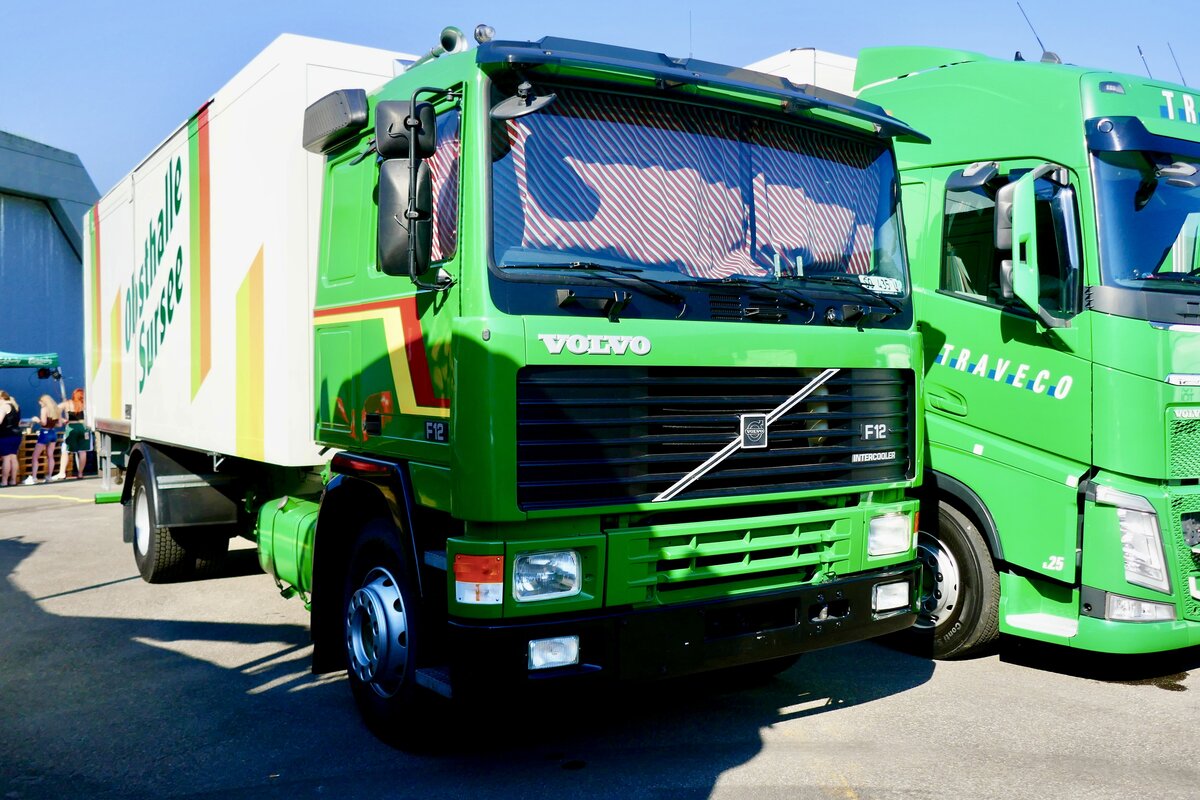 Ein Volvo F12 von Traveco am 27.6.26 beim Trucker Festival Interlaken.