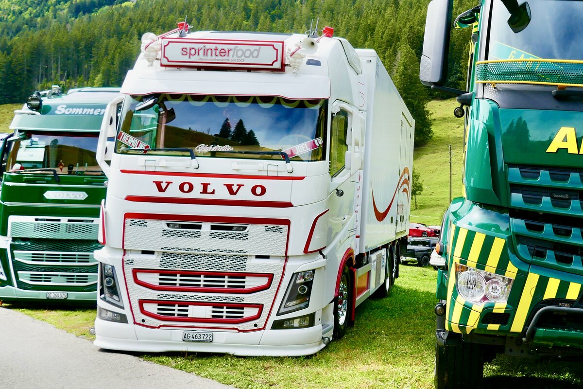 Ein Volvo FH mit Kastenaufbau von Sprinterfood am 29.8.26 beim Diemtigtaler Truck Treff.