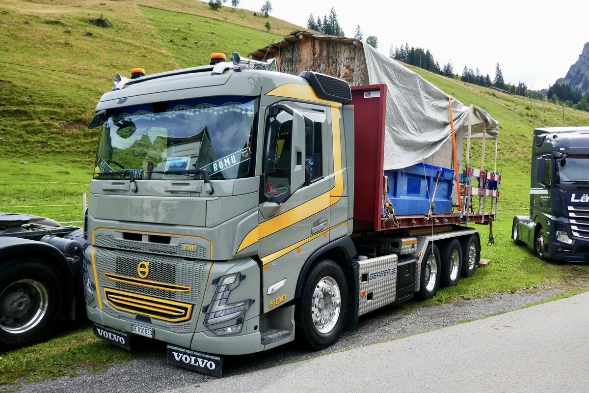 Ein Volvo FM mit Abrollcontainer von Gerber am 29.8.26 beim Diemtigtaler Rruck Treff.